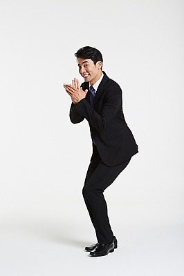 포토 JPG 스튜디오촬영 전신 남자 실내 한명 서기 미소 정장 성인 옆모습 30대 한국인 비즈니스맨 손모으기 아부 성인남자한명만 장년남자한명만 국내포토 1 옷 뷰포인트 비즈니스 모션 표정 사람 동양인 손짓 내부 장년 직장인 남자한명만 성인남자만 장년남자만 파일형식