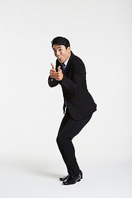 포토 JPG 스튜디오촬영 전신 남자 실내 한명 서기 정장 성인 옆모습 30대 놀람 한국인 엄지손가락 최고 비즈니스맨 아부 성인남자한명만 장년남자한명만 국내포토 1 옷 감정 뷰포인트 비즈니스 손가락 모션 표정 사람 동양인 내부 장년 직장인 남자한명만 성인남자만 장년남자만 파일형식