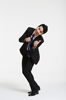 포토 JPG 스튜디오촬영 전신 남자 실내 한명 서기 미소 정장 성인 옆모습 30대 한국인 엄지손가락 최고 비즈니스맨 아부 성인남자한명만 장년남자한명만 국내포토 1 옷 뷰포인트 비즈니스 손가락 모션 표정 사람 동양인 내부 장년 직장인 남자한명만 성인남자만 장년남자만 파일형식