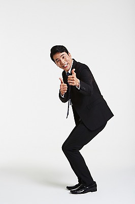 포토 JPG 스튜디오촬영 전신 남자 실내 한명 서기 미소 정장 성인 옆모습 30대 한국인 엄지손가락 최고 비즈니스맨 아부 성인남자한명만 장년남자한명만 국내포토 1 옷 뷰포인트 비즈니스 손가락 모션 표정 사람 동양인 내부 장년 직장인 남자한명만 성인남자만 장년남자만 파일형식