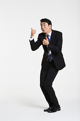 포토 JPG 스튜디오촬영 전신 남자 실내 한명 서기 정장 성인 옆모습 30대 한국인 엄지손가락 최고 비즈니스맨 사원증 아부 성인남자한명만 장년남자한명만 국내포토 1 옷 뷰포인트 비즈니스 손가락 모션 사람 동양인 내부 장년 직장인 남자한명만 성인남자만 장년남자만 파일형식