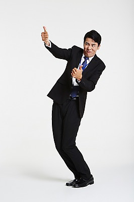 포토 JPG 스튜디오촬영 전신 남자 실내 한명 서기 정장 성인 옆모습 30대 한국인 엄지손가락 최고 비즈니스맨 사원증 아부 성인남자한명만 장년남자한명만 국내포토 1 옷 뷰포인트 비즈니스 손가락 모션 사람 동양인 내부 장년 직장인 남자한명만 성인남자만 장년남자만 파일형식
