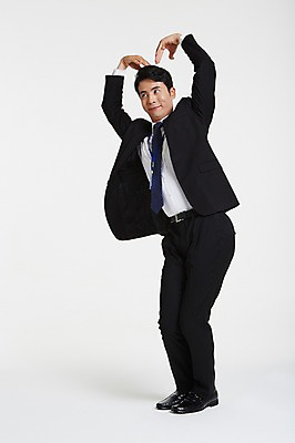 포토 JPG 스튜디오촬영 전신 남자 실내 한명 서기 정장 성인 옆모습 30대 한국인 비즈니스맨 사원증 손하트 아부 성인남자한명만 장년남자한명만 국내포토 1 옷 뷰포인트 비즈니스 모션 사람 동양인 손짓 내부 장년 직장인 남자한명만 성인남자만 장년남자만 파일형식