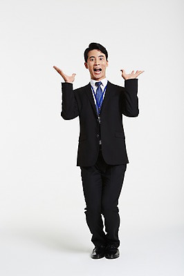 포토 JPG 스튜디오촬영 전신 남자 실내 한명 서기 정장 손짓 성인 앞모습 30대 놀람 한국인 비즈니스맨 아부 성인남자한명만 장년남자한명만 국내포토 1 옷 감정 뷰포인트 비즈니스 모션 표정 사람 동양인 내부 장년 직장인 남자한명만 성인남자만 장년남자만 파일형식