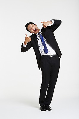 포토 JPG 스튜디오촬영 전신 남자 실내 한명 서기 정장 성인 앞모습 30대 한국인 엄지손가락 최고 비즈니스맨 사원증 아부 성인남자한명만 장년남자한명만 국내포토 1 옷 뷰포인트 비즈니스 손가락 모션 사람 동양인 내부 장년 직장인 남자한명만 성인남자만 장년남자만 파일형식