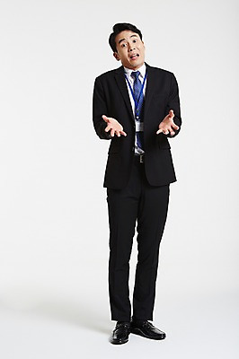 포토 JPG 스튜디오촬영 전신 남자 실내 한명 서기 정장 손짓 성인 앞모습 30대 한국인 비즈니스맨 불안 불만 당황 사원증 성인남자한명만 장년남자한명만 국내포토 1 옷 감정 뷰포인트 비즈니스 모션 사람 동양인 내부 장년 직장인 남자한명만 성인남자만 장년남자만 파일형식