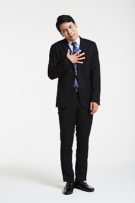 포토 JPG 스튜디오촬영 전신 남자 실내 한명 서기 정장 손짓 성인 앞모습 30대 한국인 슬픔 비즈니스맨 후회 사원증 성인남자한명만 장년남자한명만 국내포토 1 옷 감정 뷰포인트 비즈니스 모션 사람 동양인 내부 장년 직장인 남자한명만 성인남자만 장년남자만 파일형식