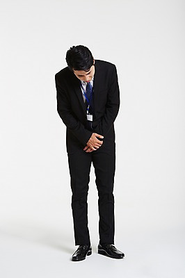 포토 JPG 스튜디오촬영 전신 남자 실내 허리숙이기 고개숙이기 한명 서기 정장 성인 앞모습 30대 한국인 슬픔 비즈니스맨 손모으기 후회 사원증 미안 성인남자한명만 장년남자한명만 국내포토 1 옷 감정 뷰포인트 비즈니스 모션 숙이기 사람 동양인 손짓 내부 장년 직장인 사죄 남자한명만 성인남자만 장년남자만 파일형식