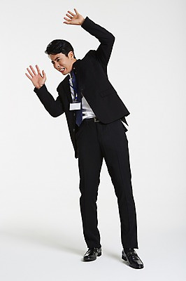 포토 JPG 스튜디오촬영 전신 남자 실내 한명 서기 정장 손짓 성인 앞모습 30대 한국인 비즈니스맨 거절 사원증 미안 성인남자한명만 장년남자한명만 국내포토 1 옷 뷰포인트 컨셉 비즈니스 모션 사람 동양인 내부 장년 직장인 사죄 남자한명만 성인남자만 장년남자만 파일형식