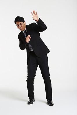 포토 JPG 스튜디오촬영 전신 남자 실내 한명 서기 정장 손짓 성인 앞모습 30대 한국인 비즈니스맨 거절 미안 성인남자한명만 장년남자한명만 국내포토 1 옷 뷰포인트 컨셉 비즈니스 모션 사람 동양인 내부 장년 직장인 사죄 남자한명만 성인남자만 장년남자만 파일형식