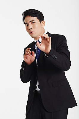 포토 JPG 스튜디오촬영 남자 실내 한명 정장 손짓 상반신 성인 앞모습 30대 한국인 비즈니스맨 거절 미안 성인남자한명만 장년남자한명만 국내포토 1 옷 뷰포인트 컨셉 비즈니스 모션 사람 동양인 내부 장년 직장인 사죄 남자한명만 성인남자만 장년남자만 파일형식