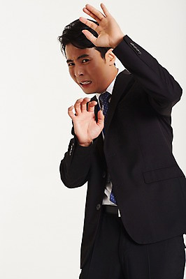 포토 JPG 스튜디오촬영 남자 실내 한명 정장 손짓 상반신 성인 앞모습 30대 한국인 비즈니스맨 거절 미안 성인남자한명만 장년남자한명만 국내포토 1 옷 뷰포인트 컨셉 비즈니스 모션 사람 동양인 내부 장년 직장인 사죄 남자한명만 성인남자만 장년남자만 파일형식