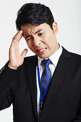 포토 JPG 스튜디오촬영 남자 실내 한명 정장 손짓 상반신 성인 앞모습 30대 고통 한국인 비즈니스맨 찡그림 두통 후회 미안 성인남자한명만 장년남자한명만 국내포토 1 옷 감정 뷰포인트 비즈니스 모션 표정 사람 동양인 내부 장년 직장인 질병 사죄 남자한명만 성인남자만 장년남자만 파일형식