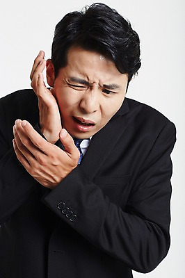 포토 JPG 스튜디오촬영 남자 실내 한명 정장 손짓 상반신 성인 앞모습 30대 고통 한국인 슬픔 비즈니스맨 찡그림 후회 치통 성인남자한명만 장년남자한명만 국내포토 1 옷 감정 뷰포인트 비즈니스 모션 표정 사람 동양인 내부 장년 직장인 질병 남자한명만 성인남자만 장년남자만 파일형식