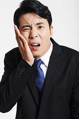 포토 JPG 스튜디오촬영 남자 실내 한명 정장 손짓 상반신 성인 앞모습 30대 고통 한국인 슬픔 비즈니스맨 찡그림 후회 치통 성인남자한명만 장년남자한명만 국내포토 1 옷 감정 뷰포인트 비즈니스 모션 표정 사람 동양인 내부 장년 직장인 질병 남자한명만 성인남자만 장년남자만 파일형식