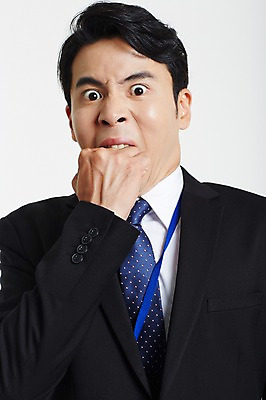 포토 JPG 스튜디오촬영 남자 실내 한명 정장 상반신 성인 앞모습 30대 놀람 주먹 한국인 비즈니스맨 무서움 긴장 물기포 성인남자한명만 장년남자한명만 국내포토 1 옷 감정 뷰포인트 비즈니스 모션 표정 사람 동양인 내부 장년 직장인 남자한명만 성인남자만 장년남자만 파일형식