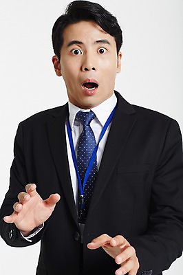 포토 JPG 스튜디오촬영 남자 실내 한명 정장 손짓 상반신 성인 앞모습 30대 놀람 한국인 비즈니스맨 무서움 긴장 성인남자한명만 장년남자한명만 국내포토 1 옷 감정 뷰포인트 비즈니스 모션 표정 사람 동양인 내부 장년 직장인 남자한명만 성인남자만 장년남자만 파일형식