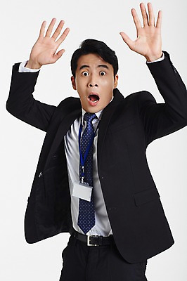 포토 JPG 스튜디오촬영 남자 실내 한명 서기 정장 상반신 성인 앞모습 30대 손들기 놀람 한국인 비즈니스맨 무서움 긴장 사원증 성인남자한명만 장년남자한명만 국내포토 1 옷 감정 뷰포인트 비즈니스 모션 표정 사람 동양인 내부 장년 직장인 남자한명만 성인남자만 장년남자만 파일형식 직업 인종 남자만 장년만 성인만
