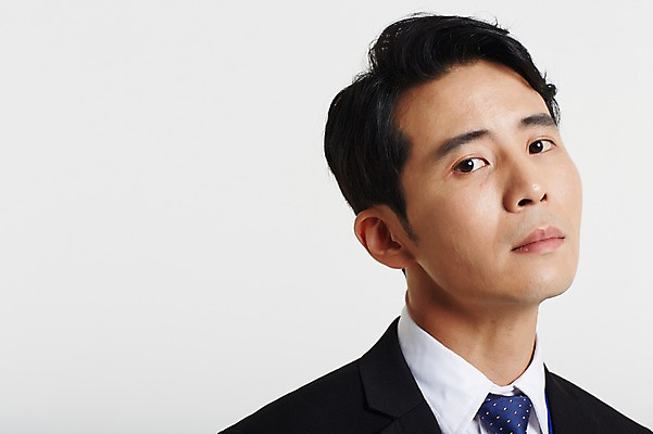 포토 JPG 스튜디오촬영 남자 실내 피곤 한명 정장 상반신 성인 30대 한국인 비즈니스맨 성인남자한명만 장년남자한명만 국내포토 1 옷 컨셉 비즈니스 사람 동양인 내부 장년 직장인 남자한명만 성인남자만 장년남자만 파일형식