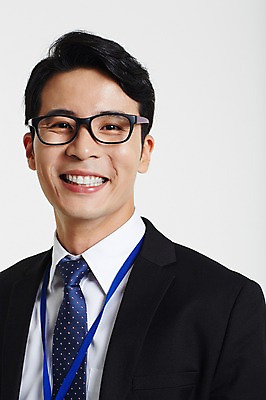 포토 JPG 스튜디오촬영 남자 안경 실내 한명 미소 정장 상반신 성인 앞모습 30대 한국인 비즈니스맨 성인남자한명만 장년남자한명만 안경낌 국내포토 1 잡화 옷 뷰포인트 비즈니스 표정 사람 동양인 내부 장년 직장인 남자한명만 성인남자만 장년남자만 파일형식