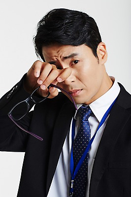 포토 JPG 스튜디오촬영 남자 안경 실내 한명 정장 손짓 상반신 성인 앞모습 30대 한국인 비즈니스맨 성인남자한명만 장년남자한명만 눈비비기 국내포토 1 잡화 옷 뷰포인트 비즈니스 모션 사람 동양인 내부 장년 직장인 남자한명만 성인남자만 장년남자만 파일형식