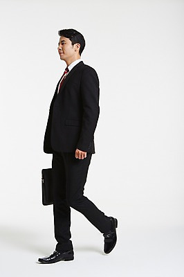 포토 JPG 스튜디오촬영 전신 남자 서류가방 실내 한명 정장 성인 옆모습 30대 걷기 한국인 비즈니스맨 출근 성인남자한명만 장년남자한명만 국내포토 1 옷 뷰포인트 가방 비즈니스 모션 사람 동양인 내부 장년 직장인 출퇴근 남자한명만 성인남자만 장년남자만 파일형식