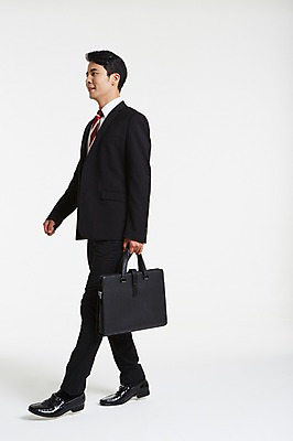 포토 JPG 스튜디오촬영 전신 남자 서류가방 실내 한명 정장 성인 옆모습 30대 걷기 한국인 비즈니스맨 출근 성인남자한명만 장년남자한명만 국내포토 1 옷 뷰포인트 가방 비즈니스 모션 사람 동양인 내부 장년 직장인 출퇴근 남자한명만 성인남자만 장년남자만 파일형식