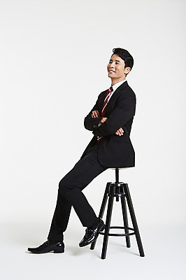 포토 JPG 스튜디오촬영 전신 남자 의자 실내 한명 미소 앉기 정장 성인 옆모습 30대 팔짱 한국인 비즈니스맨 성인남자한명만 장년남자한명만 국내포토 1 옷 뷰포인트 가구 비즈니스 모션 표정 사람 동양인 내부 장년 직장인 남자한명만 성인남자만 장년남자만 파일형식