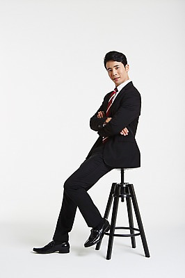 포토 JPG 스튜디오촬영 전신 남자 의자 실내 한명 앉기 정장 성인 옆모습 30대 팔짱 한국인 비즈니스맨 성인남자한명만 장년남자한명만 국내포토 1 옷 뷰포인트 가구 비즈니스 모션 사람 동양인 내부 장년 직장인 남자한명만 성인남자만 장년남자만 파일형식
