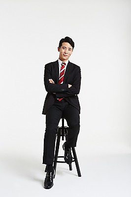 포토 JPG 스튜디오촬영 전신 남자 의자 실내 한명 미소 앉기 정장 성인 앞모습 30대 팔짱 한국인 비즈니스맨 성인남자한명만 장년남자한명만 국내포토 1 옷 뷰포인트 가구 비즈니스 모션 표정 사람 동양인 내부 장년 직장인 남자한명만 성인남자만 장년남자만 파일형식