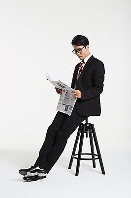 포토 JPG 스튜디오촬영 전신 남자 안경 의자 실내 한명 앉기 정장 성인 옆모습 30대 한국인 비즈니스맨 신문 신문읽기 성인남자한명만 장년남자한명만 안경낌 국내포토 1 잡화 옷 뷰포인트 가구 비즈니스 모션 사람 동양인 내부 간행물 장년 직장인 뉴스 읽기 남자한명만 성인남자만 장년남자만 파일형식