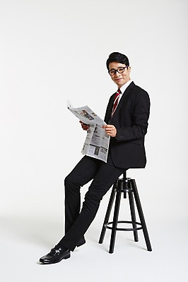 포토 JPG 스튜디오촬영 전신 남자 안경 의자 실내 한명 앉기 정장 성인 옆모습 30대 한국인 비즈니스맨 신문 신문읽기 성인남자한명만 장년남자한명만 안경낌 국내포토 1 잡화 옷 뷰포인트 가구 비즈니스 모션 사람 동양인 내부 간행물 장년 직장인 뉴스 읽기 남자한명만 성인남자만 장년남자만 파일형식