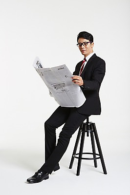 포토 JPG 스튜디오촬영 전신 남자 안경 의자 실내 한명 앉기 정장 성인 옆모습 30대 한국인 비즈니스맨 신문 신문읽기 성인남자한명만 장년남자한명만 안경낌 국내포토 1 잡화 옷 뷰포인트 가구 비즈니스 모션 사람 동양인 내부 간행물 장년 직장인 뉴스 읽기 남자한명만 성인남자만 장년남자만 파일형식