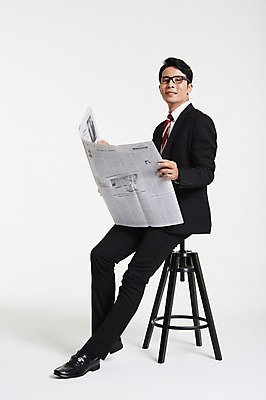포토 JPG 스튜디오촬영 전신 남자 안경 의자 실내 한명 미소 앉기 정장 성인 옆모습 30대 한국인 비즈니스맨 신문 신문읽기 성인남자한명만 장년남자한명만 안경낌 국내포토 1 잡화 옷 뷰포인트 가구 비즈니스 모션 표정 사람 동양인 내부 간행물 장년 직장인 뉴스 읽기 남자한명만 성인남자만 장년남자만 파일형식
