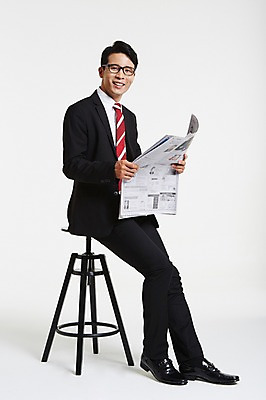 포토 JPG 스튜디오촬영 전신 남자 안경 의자 실내 한명 미소 앉기 정장 성인 옆모습 30대 한국인 비즈니스맨 신문 신문읽기 성인남자한명만 장년남자한명만 안경낌 국내포토 1 잡화 옷 뷰포인트 가구 비즈니스 모션 표정 사람 동양인 내부 간행물 장년 직장인 뉴스 읽기 남자한명만 성인남자만 장년남자만 파일형식