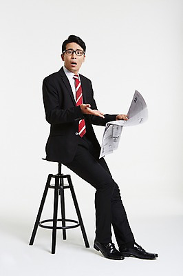 포토 JPG 스튜디오촬영 전신 남자 안경 의자 실내 한명 앉기 정장 성인 옆모습 30대 놀람 한국인 비즈니스맨 신문 신문읽기 불만 당황 의문 의심 성인남자한명만 장년남자한명만 안경낌 국내포토 1 잡화 옷 감정 뷰포인트 가구 컨셉 비즈니스 모션 표정 사람 동양인 내부 간행물 장년 직장인 뉴스 읽기 남자한명만 성인남자만 장년남자만 파일형식