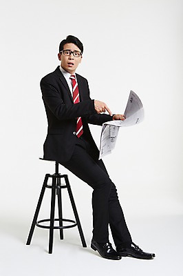 포토 JPG 스튜디오촬영 전신 남자 안경 의자 실내 한명 앉기 정장 성인 옆모습 30대 한국인 가리킴 비즈니스맨 신문 신문읽기 불만 당황 의문 의심 성인남자한명만 장년남자한명만 안경낌 국내포토 1 잡화 옷 감정 뷰포인트 가구 컨셉 비즈니스 모션 사람 동양인 손짓 내부 간행물 장년 직장인 뉴스 읽기 남자한명만 성인남자만 장년남자만 파일형식