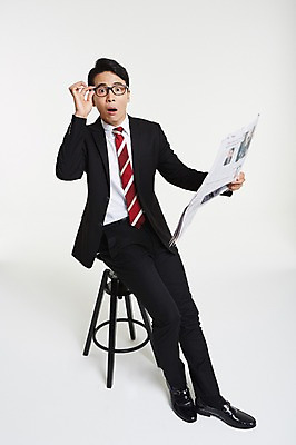 포토 JPG 스튜디오촬영 전신 남자 안경 의자 실내 한명 앉기 정장 손짓 성인 옆모습 30대 놀람 한국인 비즈니스맨 신문 신문읽기 성인남자한명만 장년남자한명만 안경낌 국내포토 1 잡화 옷 감정 뷰포인트 가구 비즈니스 모션 표정 사람 동양인 내부 간행물 장년 직장인 뉴스 읽기 남자한명만 성인남자만 장년남자만 파일형식