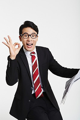 포토 JPG 스튜디오촬영 남자 안경 실내 한명 웃음 정장 상반신 성인 앞모습 30대 한국인 비즈니스맨 신문 신문읽기 OK 성인남자한명만 장년남자한명만 안경낌 국내포토 1 잡화 옷 뷰포인트 비즈니스 표정 사람 동양인 손짓 내부 간행물 장년 직장인 뉴스 읽기 남자한명만 성인남자만 장년남자만 파일형식