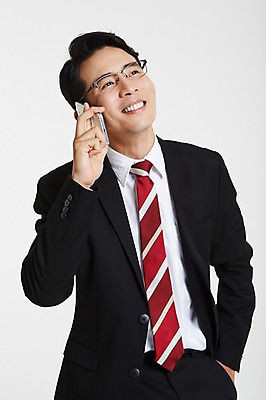 포토 JPG 스튜디오촬영 남자 안경 실내 한명 미소 정장 상반신 성인 앞모습 30대 스마트폰 한국인 비즈니스맨 주머니손 통화 성인남자한명만 장년남자한명만 안경낌 국내포토 1 잡화 옷 뷰포인트 비즈니스 모션 표정 사람 동양인 내부 장년 핸드폰 스마트기기 직장인 남자한명만 성인남자만 장년남자만 파일형식