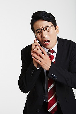 포토 JPG 스튜디오촬영 남자 안경 실내 한명 정장 상반신 성인 앞모습 30대 스마트폰 한국인 비즈니스맨 불안 통화 긴장 성인남자한명만 장년남자한명만 안경낌 국내포토 1 잡화 옷 감정 뷰포인트 비즈니스 모션 사람 동양인 내부 장년 핸드폰 스마트기기 직장인 남자한명만 성인남자만 장년남자만 파일형식