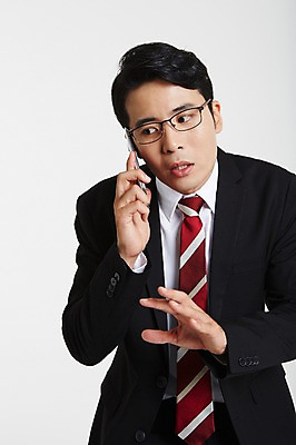 포토 JPG 스튜디오촬영 남자 안경 실내 설명 한명 정장 손짓 상반신 성인 앞모습 30대 스마트폰 한국인 비즈니스맨 통화 긴장 성인남자한명만 장년남자한명만 안경낌 국내포토 1 잡화 옷 감정 뷰포인트 비즈니스 모션 사람 동양인 내부 장년 핸드폰 스마트기기 직장인 남자한명만 성인남자만 장년남자만 파일형식