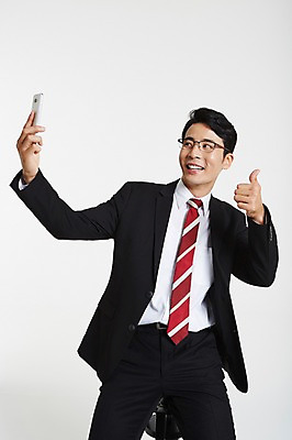포토 JPG 스튜디오촬영 남자 안경 실내 한명 미소 정장 상반신 성인 앞모습 30대 스마트폰 한국인 엄지손가락 최고 비즈니스맨 셀프카메라 성인남자한명만 장년남자한명만 안경낌 국내포토 1 잡화 옷 뷰포인트 비즈니스 손가락 표정 사람 동양인 내부 장년 핸드폰 스마트기기 사진촬영 직장인 남자한명만 성인남자만 장년남자만 파일형식
