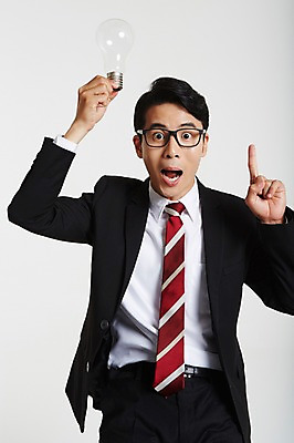 포토 JPG 스튜디오촬영 남자 안경 생각 전구 아이디어 실내 한명 서기 정장 손짓 상반신 성인 앞모습 30대 놀람 한국인 가리킴 비즈니스맨 성인남자한명만 장년남자한명만 안경낌 깨달은 국내포토 1 잡화 옷 감정 뷰포인트 컨셉 비즈니스 모션 표정 사람 동양인 내부 장년 직장인 남자한명만 성인남자만 장년남자만 파일형식