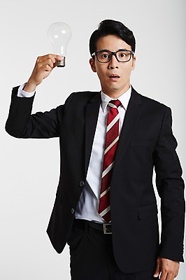 포토 JPG 스튜디오촬영 남자 안경 생각 전구 아이디어 실내 한명 서기 정장 상반신 성인 앞모습 30대 놀람 한국인 비즈니스맨 성인남자한명만 장년남자한명만 안경낌 국내포토 1 잡화 옷 감정 뷰포인트 컨셉 비즈니스 모션 표정 사람 동양인 내부 장년 직장인 남자한명만 성인남자만 장년남자만 파일형식