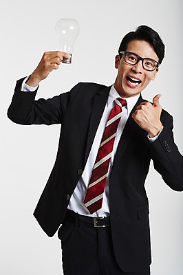 포토 JPG 스튜디오촬영 남자 안경 전구 아이디어 실내 한명 서기 웃음 정장 상반신 성인 앞모습 30대 한국인 엄지손가락 최고 비즈니스맨 성인남자한명만 장년남자한명만 안경낌 국내포토 1 잡화 옷 뷰포인트 컨셉 비즈니스 손가락 모션 표정 사람 동양인 내부 장년 직장인 남자한명만 성인남자만 장년남자만 파일형식