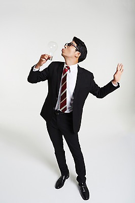 포토 JPG 스튜디오촬영 전신 남자 안경 생각 전구 키스 아이디어 실내 한명 서기 정장 성인 앞모습 30대 한국인 비즈니스맨 입내밀기 성인남자한명만 장년남자한명만 안경낌 국내포토 1 잡화 옷 뷰포인트 컨셉 비즈니스 모션 사람 동양인 내부 장년 직장인 애정표현 남자한명만 성인남자만 장년남자만 파일형식