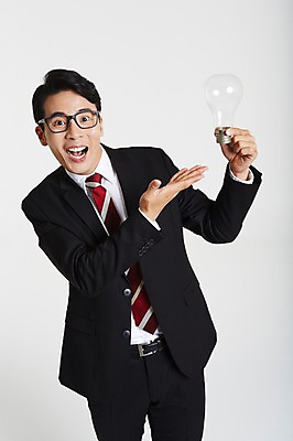 포토 JPG 스튜디오촬영 남자 안경 전구 안내 아이디어 실내 한명 서기 웃음 정장 손짓 상반신 성인 앞모습 30대 한국인 비즈니스맨 성인남자한명만 장년남자한명만 안경낌 국내포토 1 잡화 옷 뷰포인트 컨셉 비즈니스 모션 표정 사람 동양인 내부 장년 직장인 남자한명만 성인남자만 장년남자만 파일형식