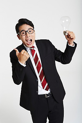 포토 JPG 스튜디오촬영 남자 안경 전구 아이디어 실내 한명 서기 정장 상반신 성인 앞모습 30대 놀람 한국인 엄지손가락 최고 비즈니스맨 성인남자한명만 장년남자한명만 안경낌 국내포토 1 잡화 옷 감정 뷰포인트 컨셉 비즈니스 손가락 모션 표정 사람 동양인 내부 장년 직장인 남자한명만 성인남자만 장년남자만 파일형식