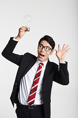 포토 JPG 스튜디오촬영 응시 남자 안경 전구 아이디어 실내 한명 서기 정장 손짓 상반신 성인 앞모습 30대 놀람 한국인 비즈니스맨 성인남자한명만 장년남자한명만 안경낌 국내포토 1 시선 잡화 옷 감정 뷰포인트 컨셉 비즈니스 모션 표정 사람 동양인 내부 장년 직장인 남자한명만 성인남자만 장년남자만 파일형식